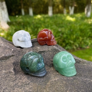 Pendentifs crâne en pierre naturelle aventurine et agate sur roche pour Halloween
