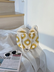 Dettaglio della borsa tote all'uncinetto con motivi floreali di girasole fatti a mano