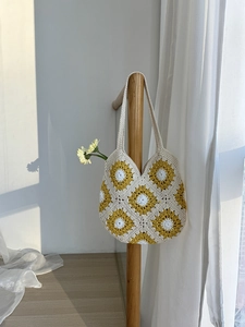 Dettaglio borsa all'uncinetto con girasoli e trama a maglia in luce solare naturale