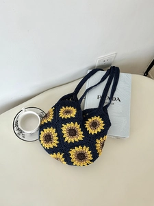 Dettaglio di una borsa a tracolla in crochet fatta a mano con motivi a girasole