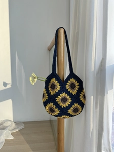 Borsa tote all'uncinetto blu navy con motivi a girasole e spallacci lunghi