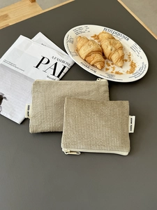 Cord-Kosmetiktaschen-Set mit Reißverschluss und Markenlabel in Lifestyle-Szene
