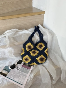 Dettaglio ravvicinato della borsa all'uncinetto fatta a mano con fiori di girasole