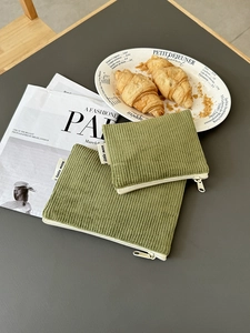 Grüne Kosmetiktaschen aus Cord mit Reißverschlüssen in einem minimalistischen Stil