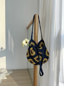 Dettaglio della borsa a uncinetto fatta a mano con motivi floreali di girasoli in cotone