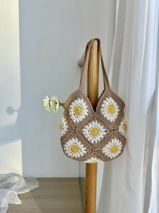 Borsa tote all'uncinetto con motivi a margherita e finitura in maglia marrone