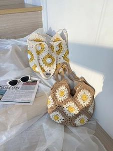Dettaglio delle borse tote in uncinetto fatte a mano con motivi di girasole e margherite