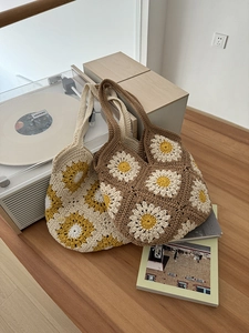 Dettaglio della borsa a tracolla boho con ricami a margherita e trama a maglia