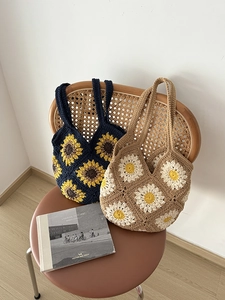 Dettaglio delle borse tote boho all'uncinetto con motivi floreali a girasole