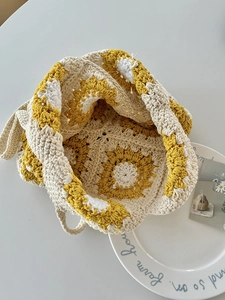 Borsa tote in cotone fatta a mano all'uncinetto con design floreale giallo e bianco