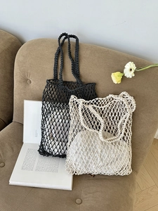 Handgefertigte gewebte Netztaschen in Schwarz und Creme für Strand und Urlaubsausflüge