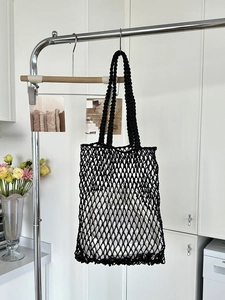 Modische schwarze handgewebte hohle Netztasche für den Sommerurlaub und den Alltag