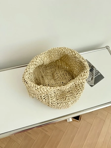 Borsa in paglia intrecciata color crema dal design minimalista per spiaggia e vacanze