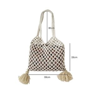 Détail montrant les dimensions du sac en paille crème avec tissage creux et franges