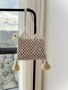 Sac à bandoulière en paille tressé main avec glands et doublure florale pour la plage