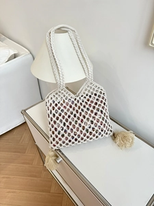 Détail du sac fourre-tout tissé à la main avec franges et pochette intérieure à fleurs