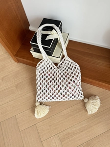 Détail d'un sac cabas en crochet blanc fait main avec franges et doublure fleurie