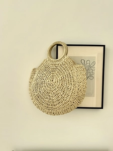 Borsa a mano rotonda in paglia intrecciata con manico circolare per vacanze al mare
