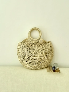 Borsa a mano minimalista in paglia intrecciata con manici tondi per le vacanze