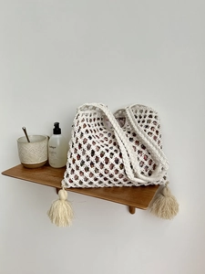 Sac fourre-tout en paille blanche fait main avec pompons et doublure florale pour la plage