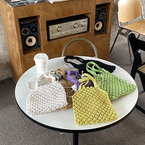 Détail de sacs fourre-tout en crochet faits main avec maille évidée et cordon de serrage