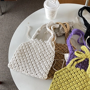 Vue détaillée de cinq sacs en macramé faits main avec différentes couleurs d'été