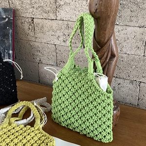 Détail du sac cabas tissé vert fait main avec doublure en coton sur table en bois