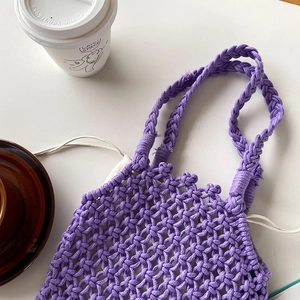 Détail du sac cabas en paille tressé violet avec motif crochet ajouré et doublure en coton
