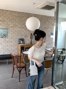 Détail d'un petit sac à main tissé blanc assorti avec une tenue estivale élégante