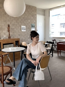 Tenue d'été décontractée pour femme avec haut texturé crème et sac à main tissé