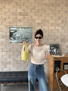 Détail du mini sac cabas au crochet fait main vert citron dans un décor intérieur rétro