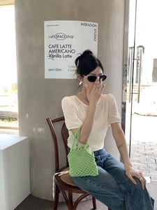 Gros plan du sac fourre-tout au crochet vert avec maille évidée et pochette intérieure