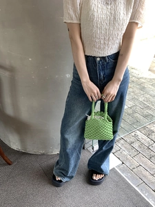 Détail du sac à main crochet vert émeraude avec doublure à cordon blanc et maille ajourée
