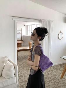 Détail du sac cabas en crochet violet tissé à la main avec un design en maille