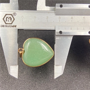 Ciondolo a cuore in pietra sangue di drago verde con bordo dorato e misura 28mm
