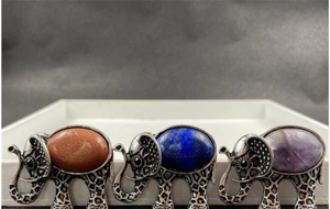 Vue détaillée de pendentifs éléphants avec des pierres d'améthyste et d'aventurine