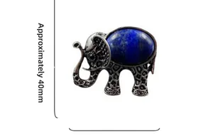 Détail du pendentif éléphant argenté de 40mm avec incrustation de pierre bleue