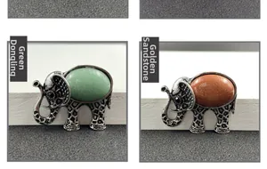 Détail de pendentifs éléphants vintage avec aventurine verte et pierres de goldstone