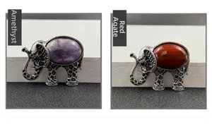 Détail de pendentifs éléphants vintage avec incrustation d'améthyste et d'agate rouge