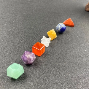 Set mit 7 bunten natürlichen Kristall-Chakra-Steinen in verschiedenen geometrischen Formen