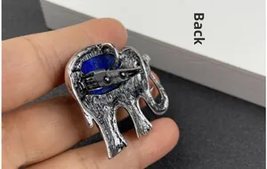Vue arrière de la broche éléphant en argent rétro avec épingle et pierre bleue