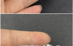 Vue macro du dos de la broche en alliage argenté avec son fermoir épingle de sûreté