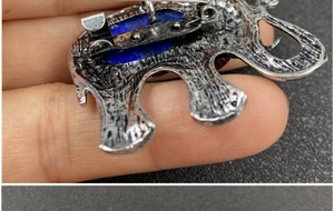 Détail du dos de la broche éléphant avec texture métal rétro et fermoir de sécurité