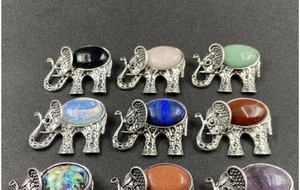 Grille détaillée de pendentifs éléphants vintage avec diverses pierres naturelles serties