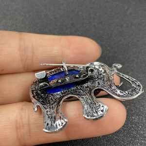 Broche éléphant en argent avec incrustation de cristal bleu et texture métal vintage
