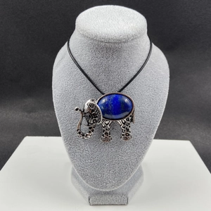 Pendentif éléphant vintage avec pierre bleue et détails gravés sur cordon noir élégant