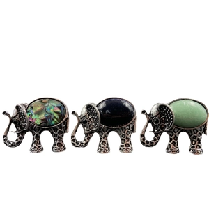 Trois pendentifs éléphants argentés avec nacre d'abalone et pierres précieuses naturelles