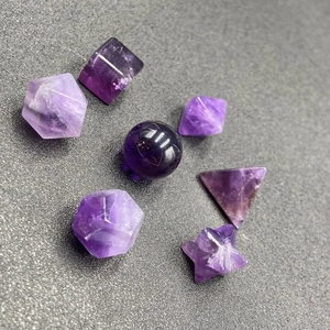 7-teiliges Set aus lila Amethyst-Geometriekristallen mit Kugeln und Polyedern