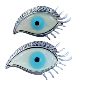 Broches mauvais œil avec incrustations de nacre et détails de cils en métal argenté