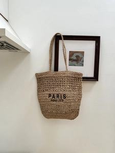 Detailaufnahme der Stroh-Einkaufstasche mit schwarzer PARIS depuis 1970 Stickerei